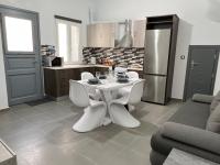 Thania's House ,4 minutes from the center of Hermoulis - B&B