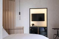 Zimmer mit Kingsize-Bett und Balkon