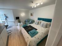 Sweet Caroline - luxury studio stone’s throw from Mousehole harbour - B&B