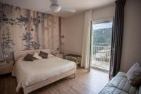 Zimmer mit Kingsize-Bett und Balkon