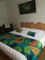 Habitación con cama extragrande.