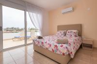 One-bedroom apartment with pool view