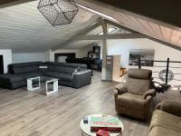 Duplex avec poêle à granulés et garage à motos - B&B