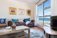 Luxury beachfront 2 bed, 2 bath with communal swimming pool - Bed and Breakfast Bloubergstrand