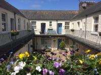 Picturesque Mews Apartment Perfect Location Steps From Harbour and Beaches - Ferienwohnung