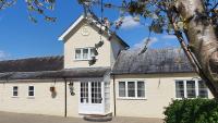 B&B Toddington - Exclusive Coach House with Lakeside Hot Tub on Country Estate - Bed and Breakfast Toddington