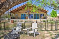 B&B Burnet - Charming Burnet Cottage with Lake View and Porch! - Bed and Breakfast Burnet