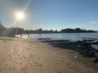 Sunny, 2-bedroom apartment with pool, 200m from Caseys beach - B&B Batehaven