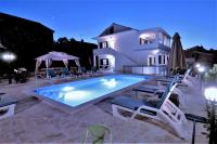 Villa Mendula Trogir - Luxury villa by the beach - heated pool - lush green garden - B&B Traù