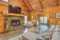 Blue Ridge Cabin with Hot Tub, Fire Pit, and Game Room - Chambres d’hôtes