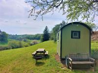 B&B Cwmbran - Usk Valley Shepherd's Hut - Bed and Breakfast Cwmbran