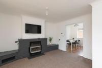 B&B Aston End - Skyvillion - STEVENAGE SPACIOUS & COZY 3Bed House with Parking, Wifi, Garden - Bed and Breakfast Aston End