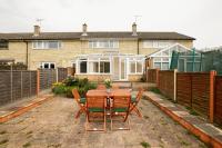 Skyvillion - STEVENAGE SPACIOUS & COZY 3Bed House with Parking, Wifi, Garden - Chambres d’hôtes Aston End