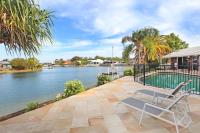 B&B Maroochydore - 4 bedroom house on canal, private beach, pool and pontoon - Bed and Breakfast Maroochydore