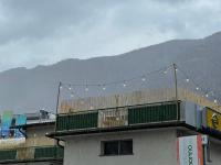 Appartamento con terrazza a due minuti dal lago - Chambres d’hôtes
