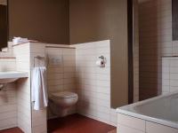Doppelzimmer mit einem Bad mit Dusche