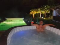 VILLA 7 personnes, 15 mn de Biarritz, jacuzzi, sauna, piscine, petanque, salle de sport - B&B
