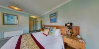 Zimmer mit Kingsize-Bett und Balkon