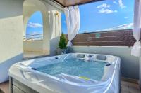 New, modern apartment with HOT TUB - Chambres d'hôtes Podstrana