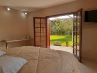 Habitación con cama grande y balcón