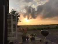 Country-living with a lovely view and own terrace, entrance and parking - Chambres d'hôtes Roskilde