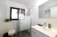 Two-Bedroom Apartment with Balcony and Lake View (10)