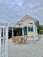 Sea Kecil Tiny House near Jetty of Kuala Besut - Bed and Breakfast