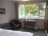Tweepersoonskamer met 2 Aparte Bedden en Douche