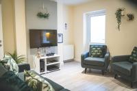 B&B Crewe - Spacious 4-bed house in Crewe by 53 Degrees Property, ideal for Contractors & Business, FREE parking - sleeps 7 - Bed and Breakfast Crewe
