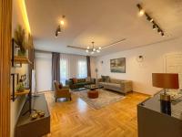 Suite mit Kingsize-Bett und Poolblick