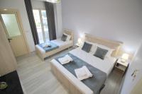 Dreibettzimmer mit Stadtblick