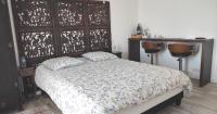 Zimmer mit Kingsize-Bett und Whirlpool