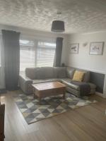 B&B Dartmouth - Chalet Bonair Spacious comfortable 2 Bedroom Chalet sleeping 4 Dartmouth - Bed and Breakfast Dartmouth