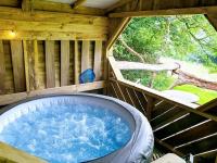 B&B Tenby - The Potting Shed near Tenby, Hot Tub access, 100" Projector, Four poster bed, Breakfast - Bed and Breakfast Tenby