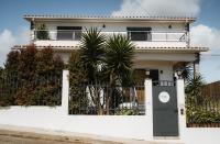 Kodu Lodge - spacious 2 storey coastal home with balcony, sea view, garden & BBQ - B&B Santo Isidoro