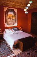 Zimmer mit Kingsize-Bett und Poolblick