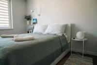 Grey Green Studio Apartment - Ferienwohnung