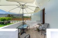 Modern House with Pool near Beach - B&B Gázi