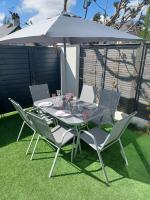 'The Limes' - Air-Con Two Double Bedroom Holiday House with Private Garden - B&B Kent