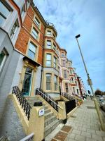 Beautiful chic apartment, lift, views & parking - B&B