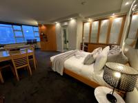KOZYGURU McMahons Point Amazing Water View Studio + FREE Parking NMP002 - B&B
