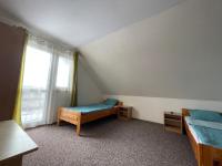 Deze driepersoonskamer heeft een gedeelde badkamer.