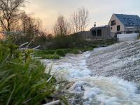 B&B Eberbach - Freistehendes Ferienhaus Renkenmühle näher kann man am Wasser nicht wohnen - Bed and Breakfast Eberbach