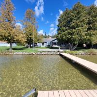 B&B Cedar - Sandbar Cedar Cottage on Lake Leelanau - Bed and Breakfast Cedar