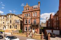 3 Bedroom Garden Apartment Opposite the Beach - Chambres d’hôtes