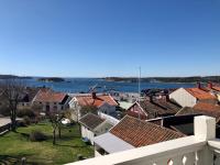 Vacker våning med havsutsikt i Strömstads centrum. - B&B