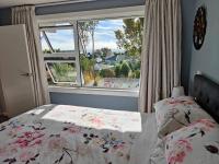 Fully Renovated Hillside Apartment Close To City - B&B Christchurch