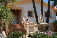 Villa Tres Palmeras with Private Pool and Jacuzzi Ideal for Families and Friends - Chambres d'hôtes l'Alfàs del Pi
