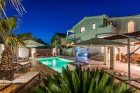 Apartments "Villa Antišin" with heated pool - B&B Zara