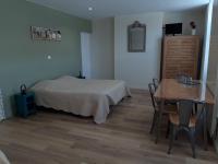 Dreibettzimmer mit Gartenblick